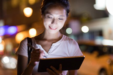 dijital tablet kullanan kadın