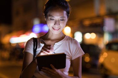 Dijital tablet ve kalem üzerinde çalışan kadın 