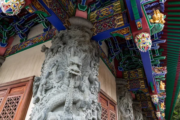 中国のライオンの彫像と建物 — ストック写真