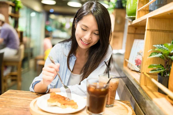 Kadın kahve dükkanında sahip pasta