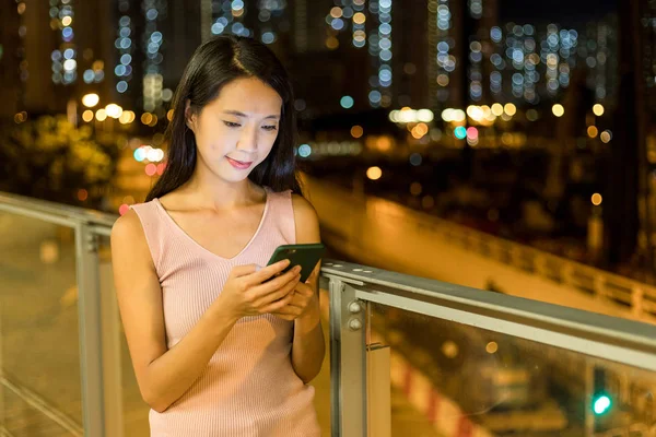 Kadın çalışma smartphone