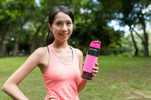 Deporte mujer celebración botella de agua —  Fotos de Stock