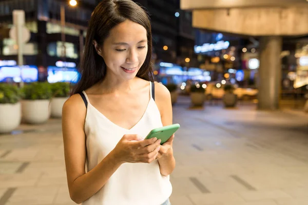 Akıllı telefon kullanan kadın