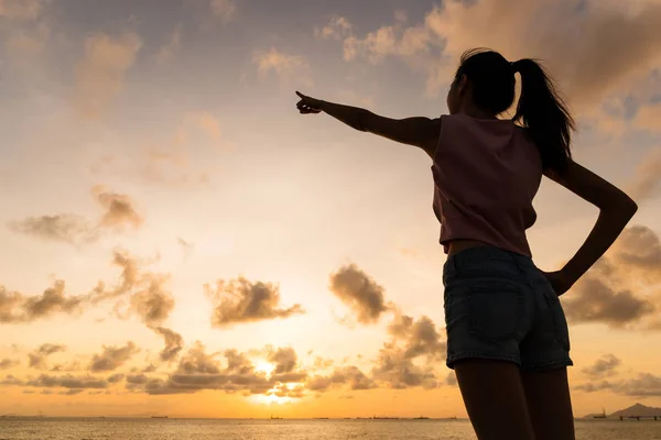 Silhouet van de vrouw te wijzen met de vinger in de lucht — Stockfoto