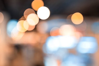 Geceleri şehrin bulanık görüntüsü