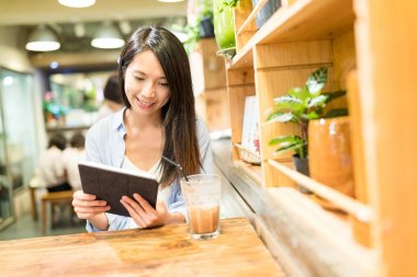 Dijital tablet bilgisayar kullanan kadın 