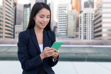 Cep telefonunuzun çalışma iş kadını 