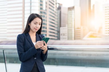 iş kadını cep telefonunuzdan SMS gönderme 