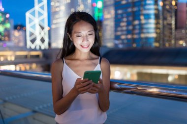 Cep telefonu kullanan kadın 