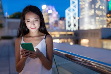 Cep telefonu kullanan kadın