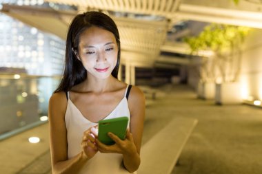 Şehirde cep telefonu kullanan kadın