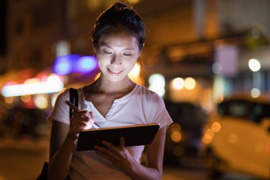 Dijital tablet bilgisayarda kalem kullanan kadın