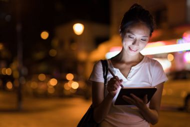 Dijital Tablet Üzerinde Çalışan Kadın 