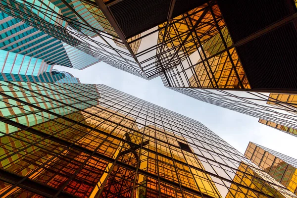 Zakelijke gebouw uit lage hoek — Stockfoto