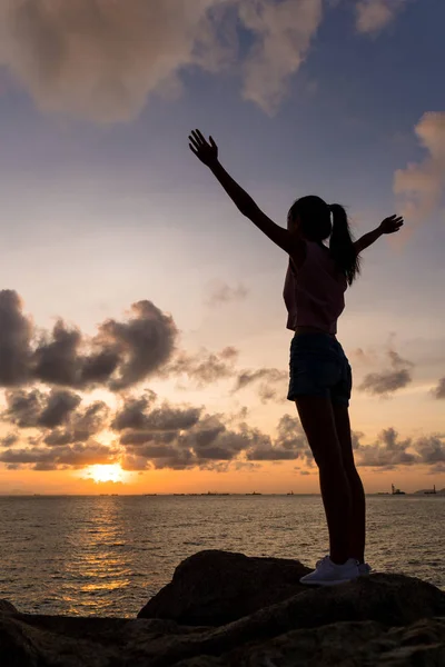 Silhouette einer Frau öffnet die Hände — Stockfoto