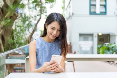 Cep telefonu açık kafede kullanan kadın