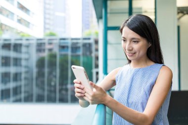 Cep telefonu kullanan kadın