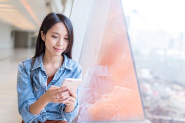 Cep telefonu kullanan kadın 