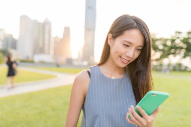 Cep telefonu kullanan kadın 