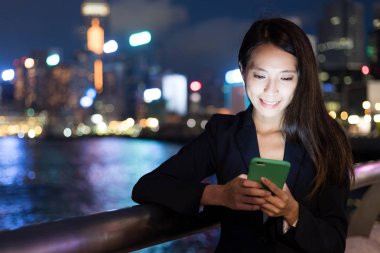 İş kadını cep telefonu kullanıyor.