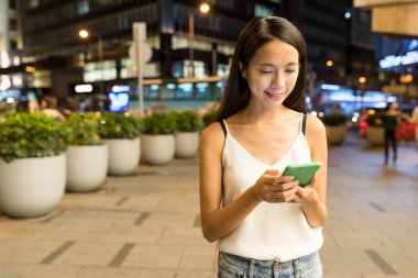 Cep telefonundan mesaj gönderen kadın