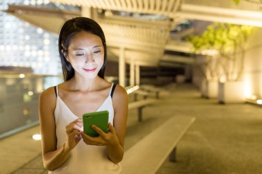 Cep telefonu kullanan genç kadın.