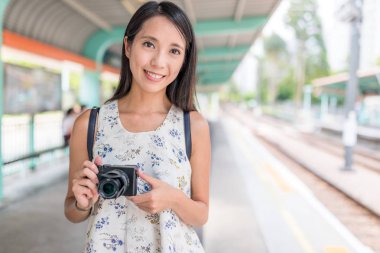 Dijital kamera tutan kadın 