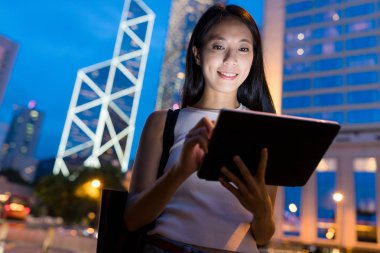 tablet bilgisayar kullanarak iş kadını 