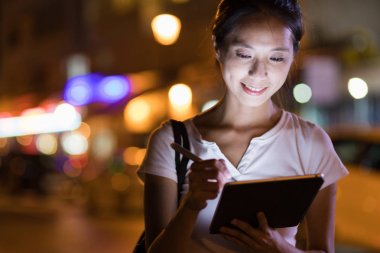 Dijital tablet bilgisayarda çalışan kadın