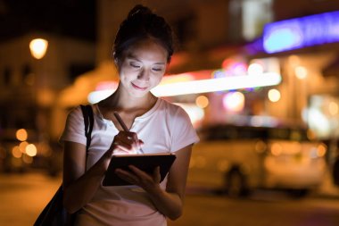 Dijital tablet bilgisayarda çizim kadın 