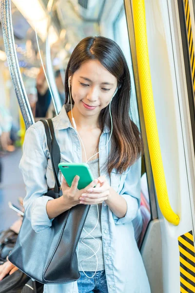 Mulher ouvir música e usando celular — Fotografia de Stock