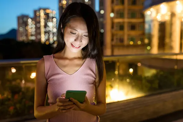 Cep telefonundan mesaj gönderen kadın