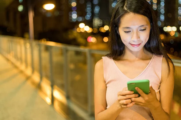 Cep telefonunda geceleri çalışan kadın