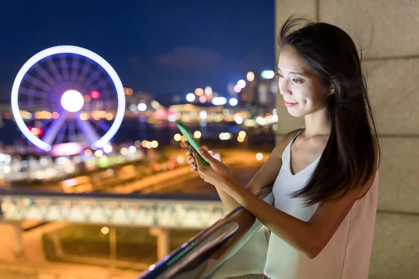 Mulher trabalhando no celular em Hong Kong — Fotografia de Stock