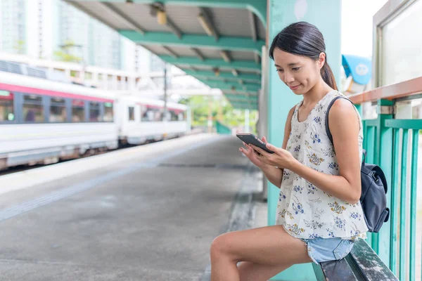 Frau benutzte Handy — Stockfoto