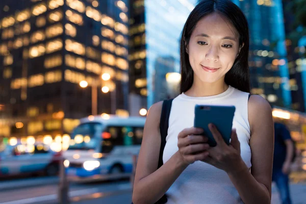 İş kadını cep telefonu kullanıyor. 