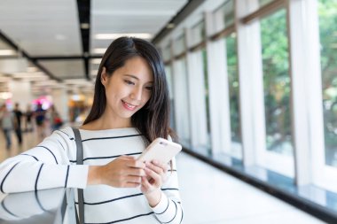 cep telefonu kullanan kadın