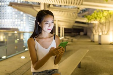 Cep telefonu kullanan kadın