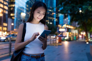 İş kadını cep telefonuyla çalışıyor