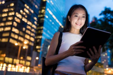 tablet bilgisayar kullanarak iş kadını