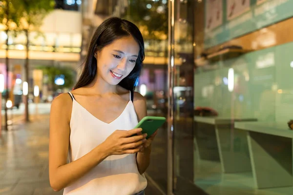 Cep telefonu şehrin üzerinde çalışan kadın