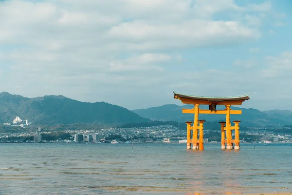 Itsukushima a háttérben a város Japánban — Stock Fotó