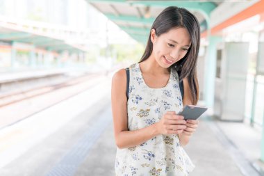 cep telefonu kullanan kadın 