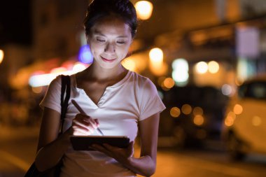 Dijital tablet bilgisayarda çizim kadın