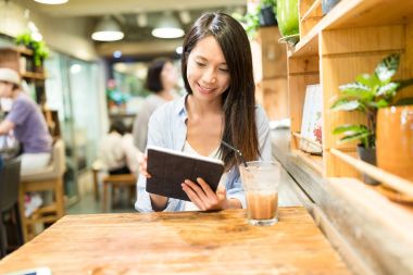 Dijital tablet bilgisayar kullanan kadın 