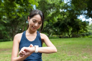 Akıllı izle kullanan spor kadın