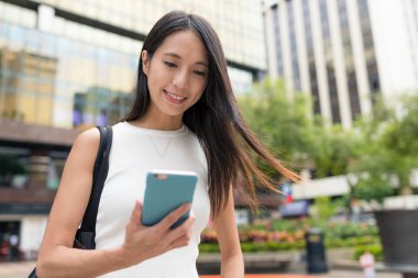 Şehirde cep telefonu kullanan bir kadın.