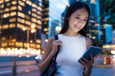 Cep telefonu şehirde geceleri kullanan kadın