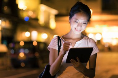 Tablet bilgisayar kullanan kadın 