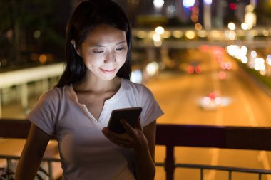 Cep telefonu kullanan kadın